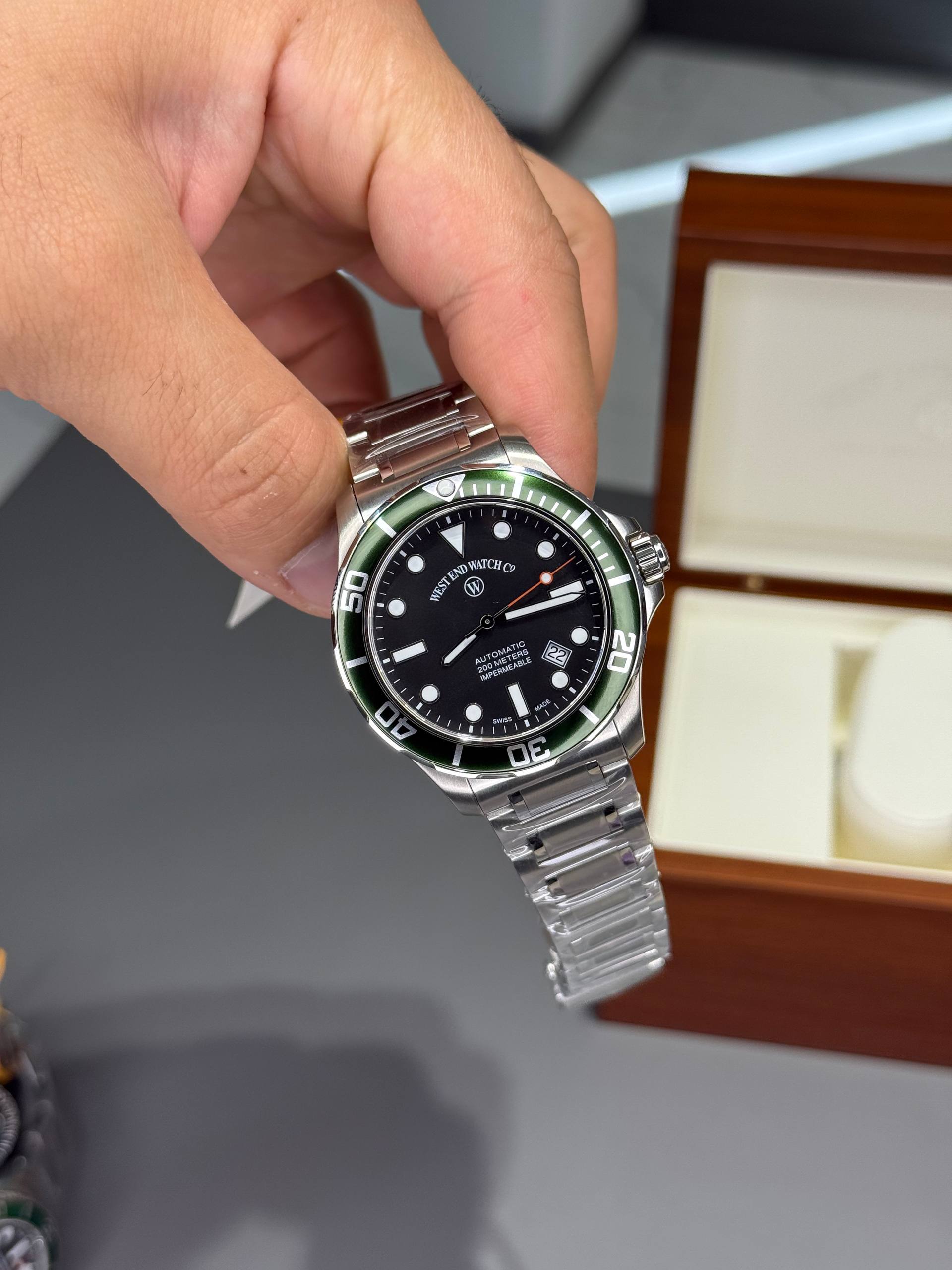 West End Watch Co Impermeable