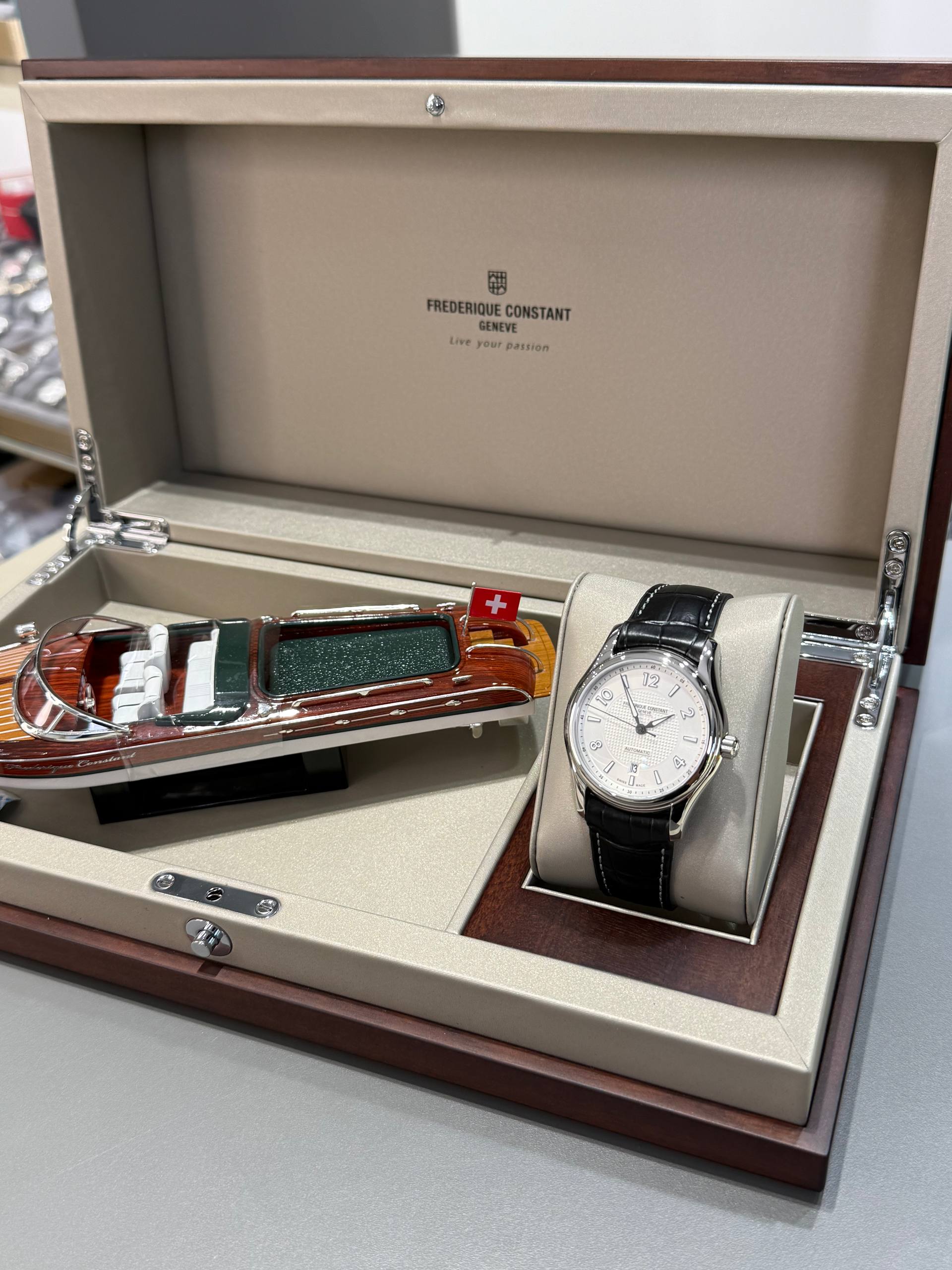 Frederique Constant Runabout Limited Edition 2888/0963 — изображение 2